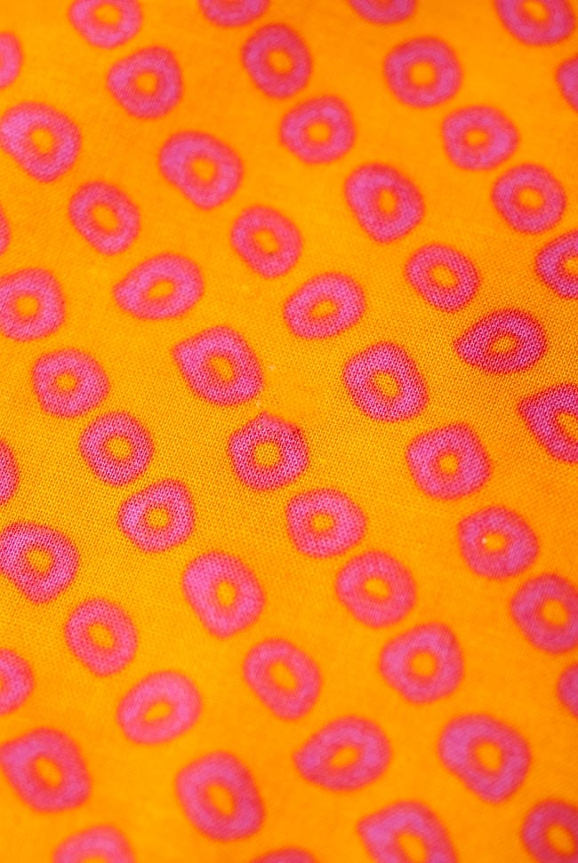 〔1m切り売り〕インドの絞り染め風プリント布 - 黄・オレンジ系〔幅約106cm〕の写真1枚目です。インドらしい味わいのある布地です。切り売り,量り売り布,アジア布 量り売り,手芸,裁縫,生地,アジアン,ファブリック