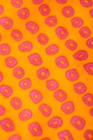 〔1m切り売り〕インドの絞り染め風プリント布 - 黄・オレンジ系〔幅約106cm〕の商品写真