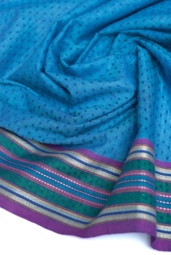 〔1m単位切り売り〕南インドのハーフボーダー・コットン生地 -  - 水色〔幅約112cm〕 4 - 陰影をつけるととても素敵な色合いですね。