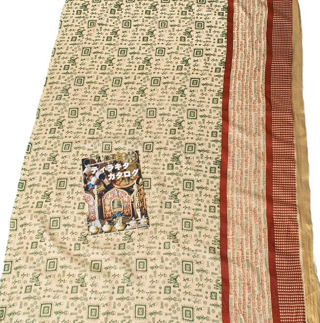 〔1m切り売り〕インドのワルリー柄布  - 〔幅約103cm〕 6 - A4の冊子と比べるとこれくらいの広がりになります。