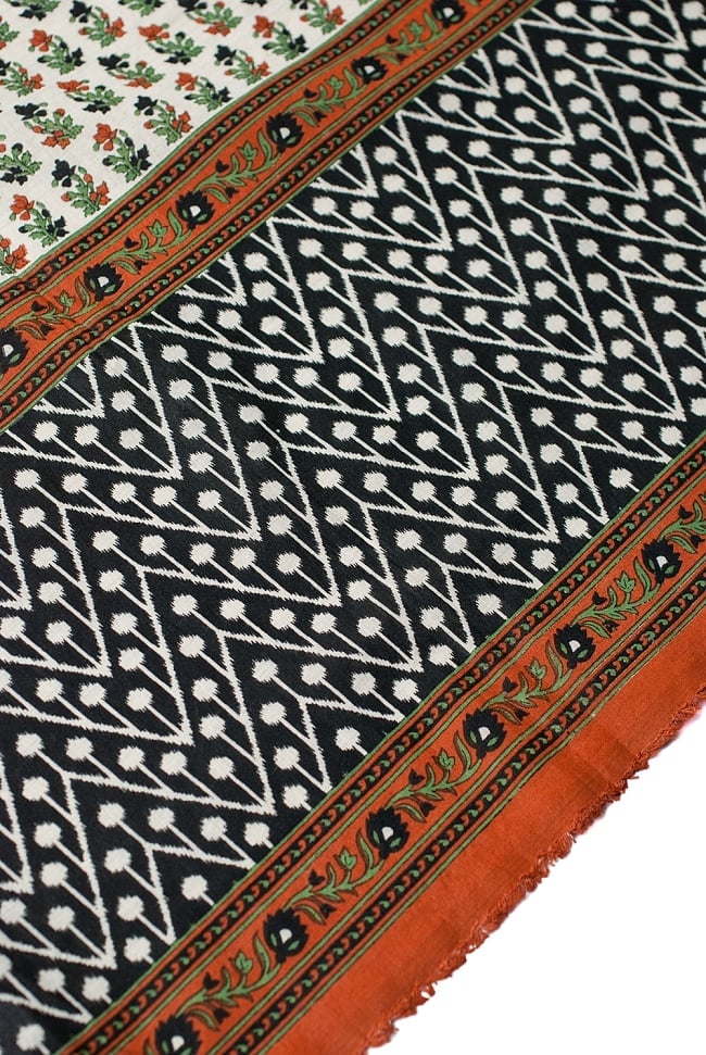 〔1m単位切り売り〕南インドのウッドブロックプリント布〔幅約112cm〕 2 - 生地を近くからみてみました。