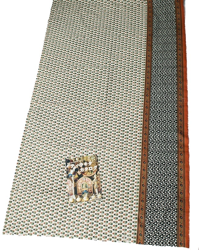 〔1m単位切り売り〕南インドのウッドブロックプリント布〔幅約112cm〕 6 - A4の冊子と比べるとこれくらいの広がりになります。