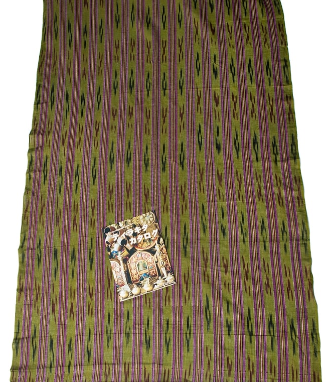 〔1m切り売り〕インドの絣織り布 〔幅約108cm〕 6 - A4の冊子と比べるとこれくらいの広がりになります。