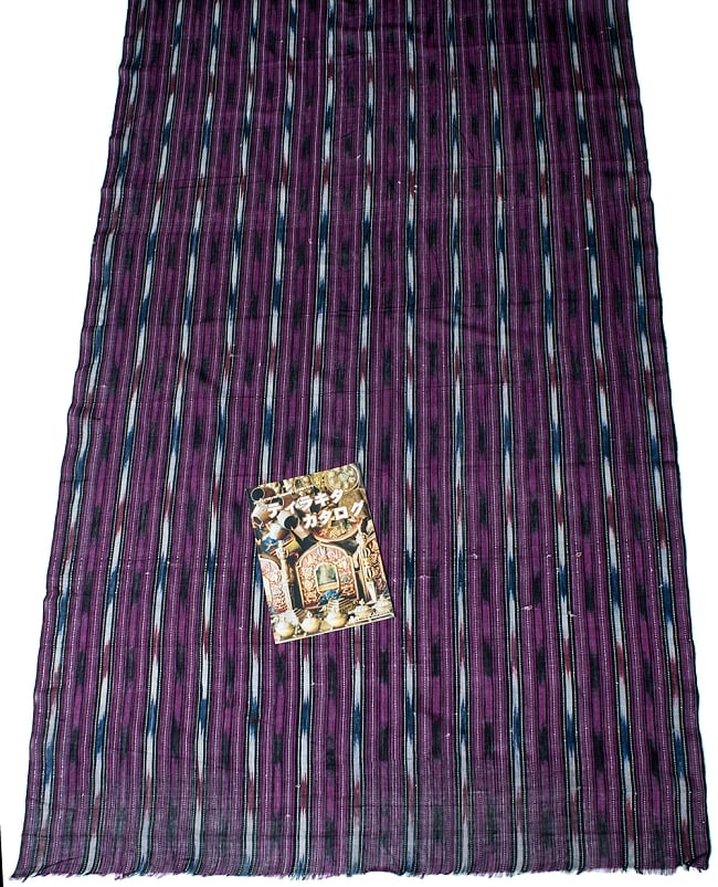 〔1m切り売り〕インドの絣織り布 〔幅約113cm〕 6 - A4の冊子と比べるとこれくらいの広がりになります。