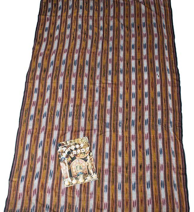 〔1m切り売り〕インドの絣織り布 〔幅約112cm〕 6 - A4の冊子と比べるとこれくらいの広がりになります。