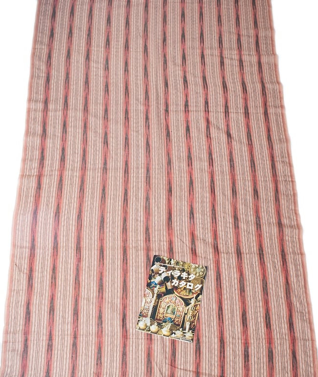 〔1m切り売り〕インドの絣織り布 〔幅約114cm〕 6 - A4の冊子と比べるとこれくらいの広がりになります。