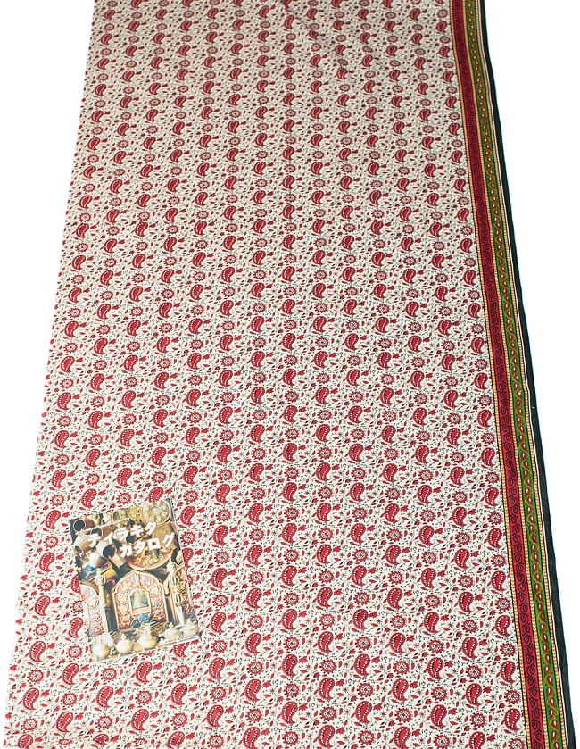 〔1m切り売り〕インドの伝統模様 セリグラフィープリント布〔幅約107cm〕 6 - A4の冊子と比べるとこれくらいの広がりになります。