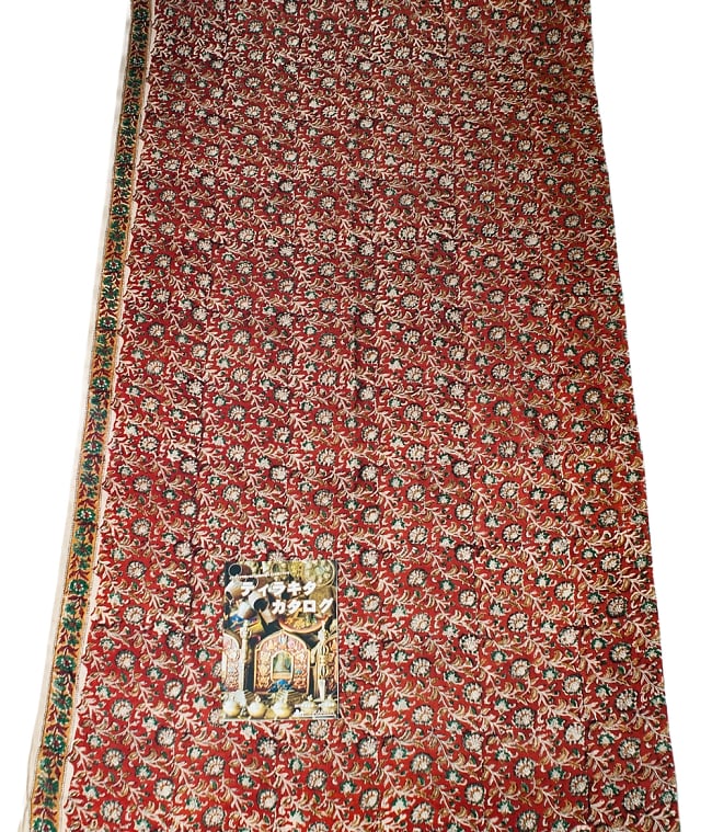〔1m単位切り売り〕南インドの花柄コットン布〔幅約112cm〕 6 - A4の冊子と比べるとこれくらいの広がりになります。