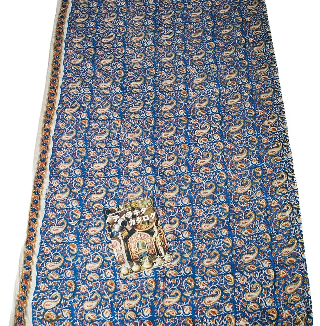 〔1m切り売り〕南インドの花柄コットン布〔幅約112cm〕 6 - A4の冊子と比べるとこれくらいの広がりになります。