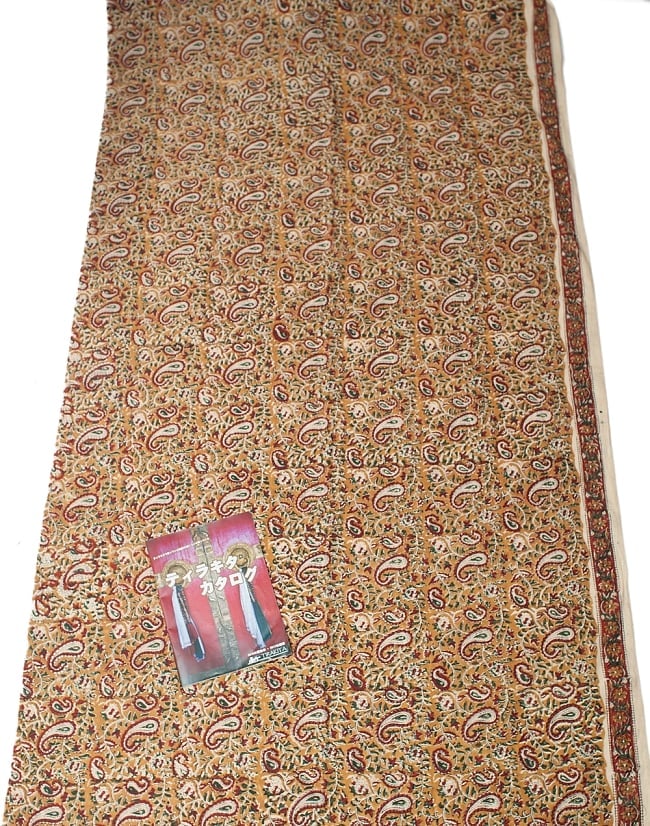〔1m単位切り売り〕南インドの花柄コットン布〔幅約113cm〕 6 - A4の冊子と比べるとこれくらいの広がりになります。