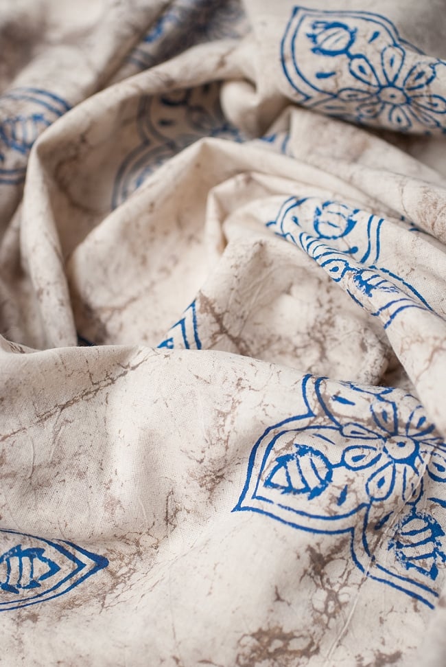 〔1m切り売り〕インドのバティック風染め布〔幅約114cm〕 4 - 陰影をつけるととても素敵な色合いですね。