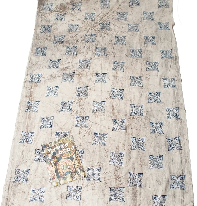 〔1m切り売り〕インドのバティック風染め布〔幅約114cm〕 6 - A4の冊子と比べるとこれくらいの広がりになります。