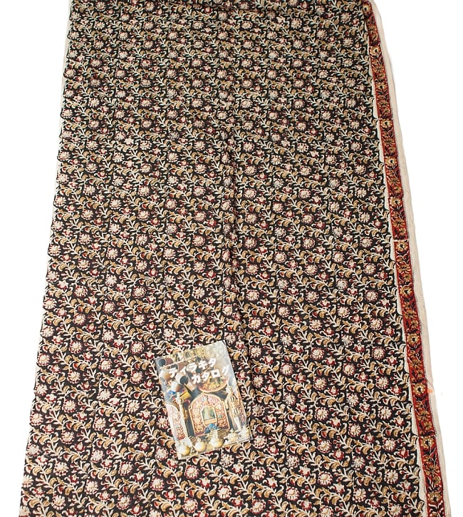 〔1m切り売り〕南インドの花柄コットン布〔幅約113cm〕 6 - A4の冊子と比べるとこれくらいの広がりになります。