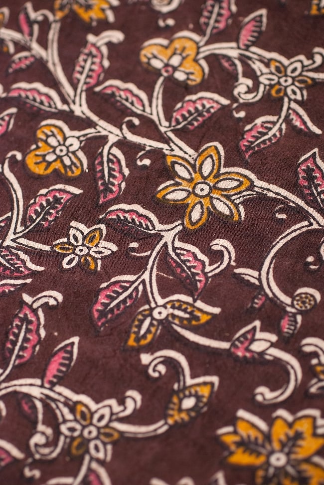 〔1m単位切り売り〕南インドの花柄コットン布〔幅約119cm〕 2 - 生地を近くからみてみました。