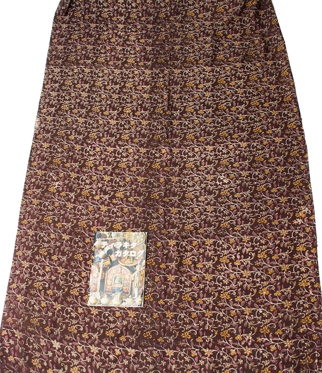 〔1m単位切り売り〕南インドの花柄コットン布〔幅約119cm〕 6 - A4の冊子と比べるとこれくらいの広がりになります。