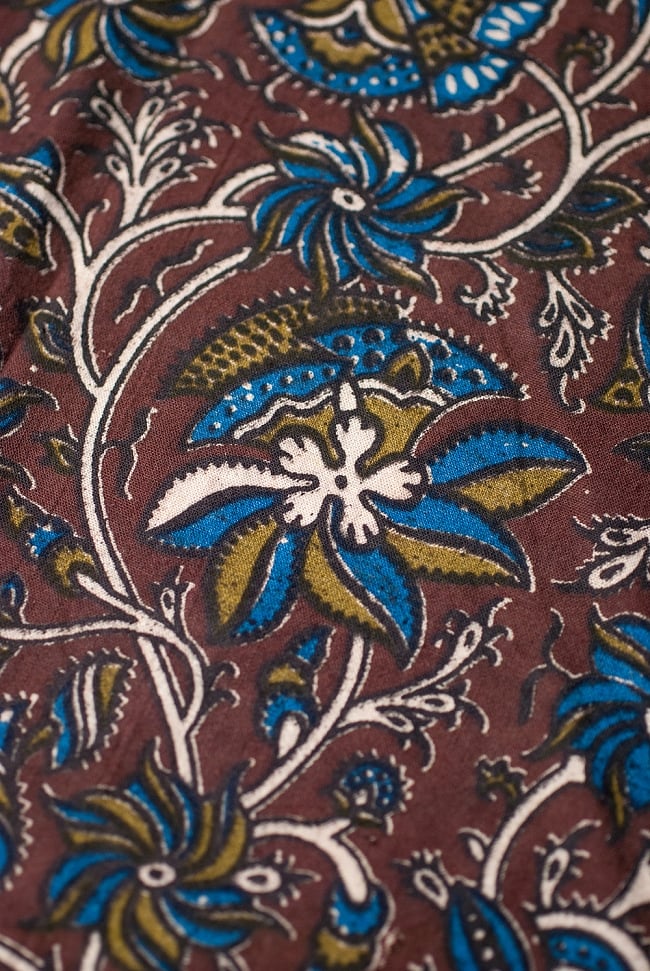 〔1m単位切り売り〕南インドの花柄コットン布〔幅約114cm〕 2 - 生地を近くからみてみました。