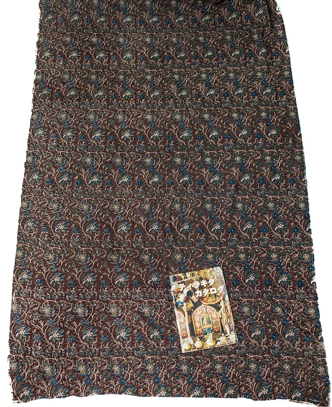 〔1m単位切り売り〕南インドの花柄コットン布〔幅約114cm〕 6 - A4の冊子と比べるとこれくらいの広がりになります。