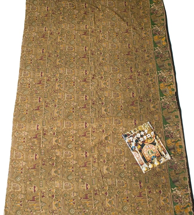 〔1m切り売り〕南インドのバティック布 宴への行進〔幅約119cm〕 6 - A4の冊子と比べるとこれくらいの広がりになります。