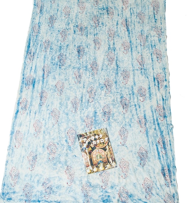 〔1m切り売り〕インドのバティック風染め布〔幅約117cm〕 6 - A4の冊子と比べるとこれくらいの広がりになります。