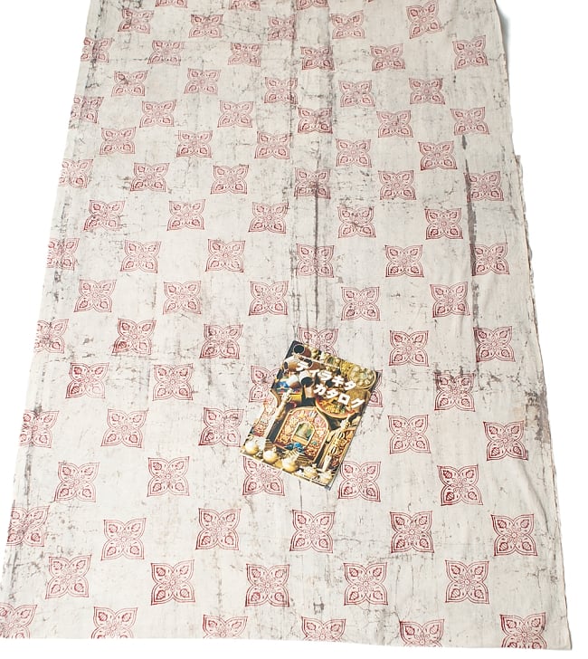 〔1m切り売り〕インドのバティック風染め布〔幅約115cm〕 6 - A4の冊子と比べるとこれくらいの広がりになります。