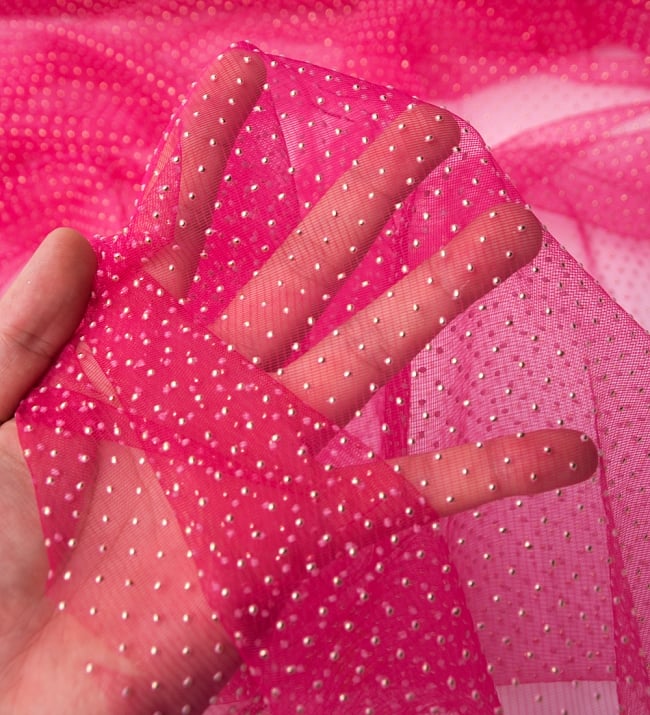 〔1m切り売り〕ゴールドドットプリントのメッシュ　シースルー生地布〔106cm〕 - ピンク 5 - このような感じの生地になります。手芸からデコレーション用の布などなど、色々な用途にご使用いただけます！