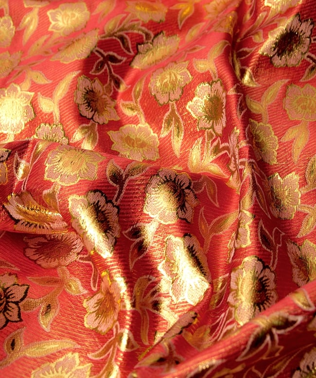 〔1m切り売り〕インドの金糸入り伝統模様布〔114cm〕 - サーモンピンク 2 - 拡大写真です。独特な雰囲気があります。