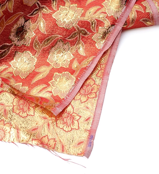 〔1m切り売り〕インドの金糸入り伝統模様布〔114cm〕 - サーモンピンク 4 - フチの写真です