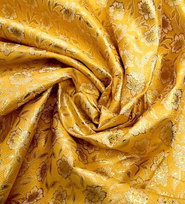 〔1m切り売り〕インドの金糸入り伝統模様布〔113cm〕 - イエロー 3 - 布をくるりと渦のようにしてみたところです。