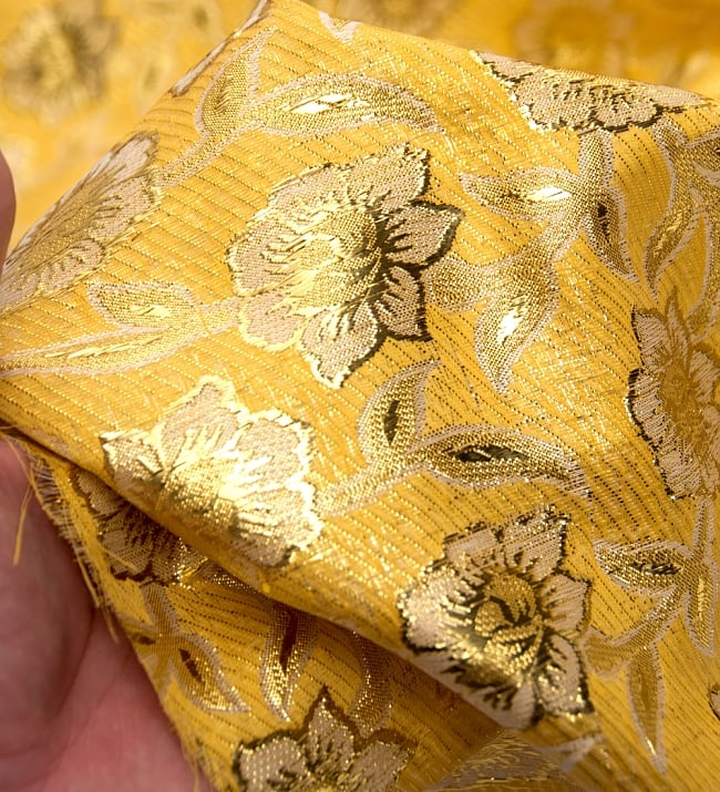 〔1m切り売り〕インドの金糸入り伝統模様布〔113cm〕 - イエロー 5 - このような感じの生地になります。手芸からデコレーション用の布などなど、色々な用途にご使用いただけます！