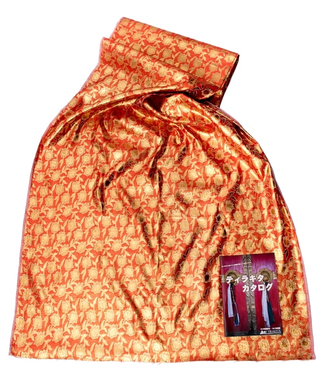 〔1m切り売り〕インドの金糸入り伝統模様布〔113cm〕 - イエロー 6 - 色違いの布を広げてみたところです。横幅もしっかり大きなサイズ。布の上に置かれているのはサイズ比較用の当店A4サイズカタログです。