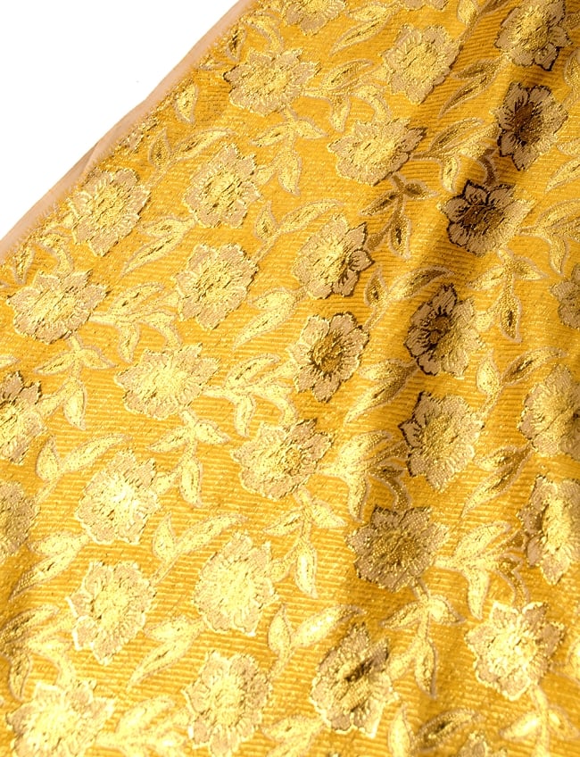 〔1m切り売り〕インドの金糸入り伝統模様布〔113cm〕 - イエローの写真1枚目です。インドからやってきた切り売り布です。切り売り,計り売り布,布 生地,アジア布,手芸,生地,アジアン,ファブリック,テーブルクロス,ソファーカバー