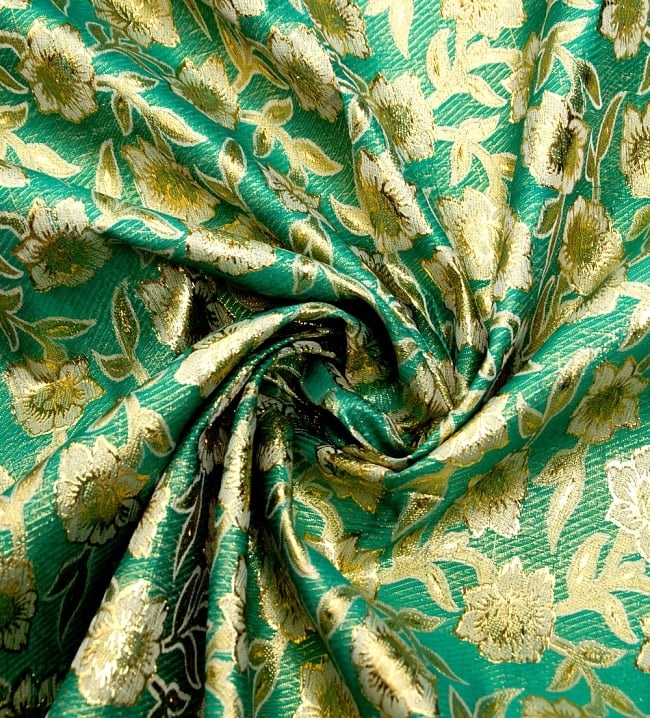 〔1m単位切り売り〕インドの金糸入り伝統模様布〔113cm〕 - グリーン 3 - 布をくるりと渦のようにしてみたところです。