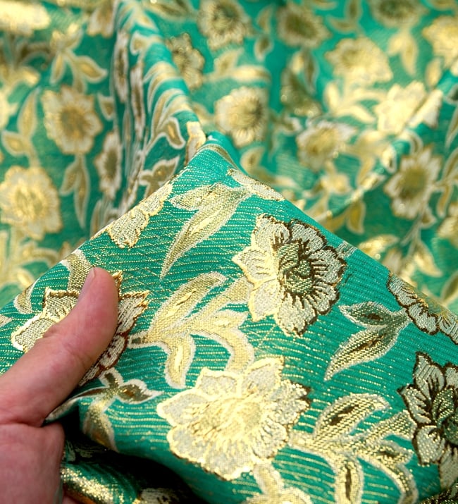 〔1m切り売り〕インドの金糸入り伝統模様布〔113cm〕 - グリーン 5 - このような感じの生地になります。手芸からデコレーション用の布などなど、色々な用途にご使用いただけます！
