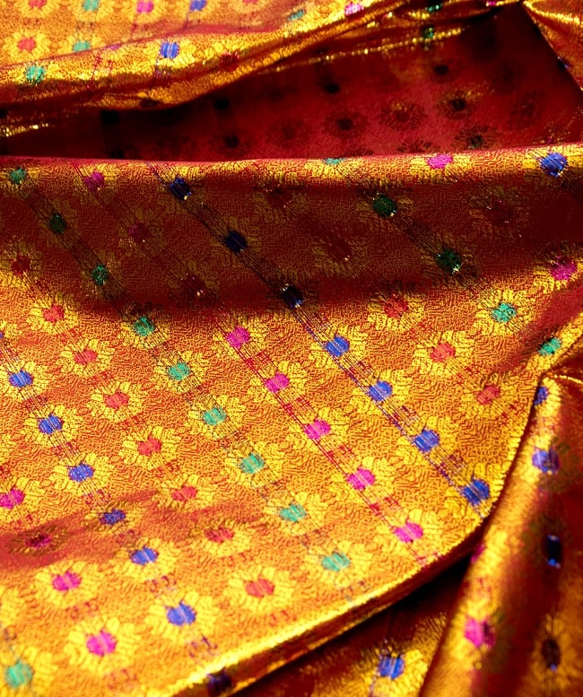 〔1m切り売り〕インドの金糸入り伝統模様布〔102cm〕 - オレンジ 2 - 拡大写真です。独特な雰囲気があります。