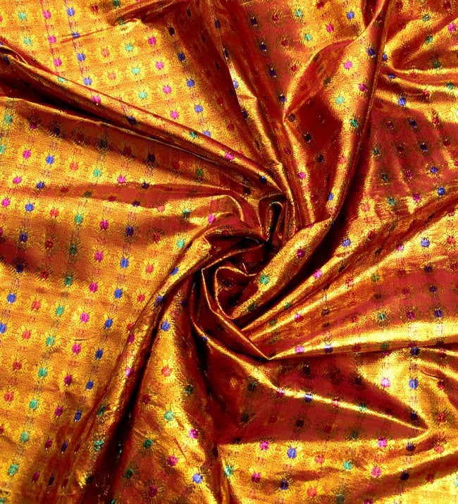 〔1m切り売り〕インドの金糸入り伝統模様布〔102cm〕 - オレンジ 3 - 布をくるりと渦のようにしてみたところです。