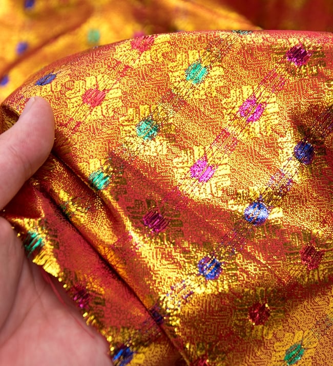 〔1m切り売り〕インドの金糸入り伝統模様布〔102cm〕 - オレンジ 5 - このような感じの生地になります。手芸からデコレーション用の布などなど、色々な用途にご使用いただけます！