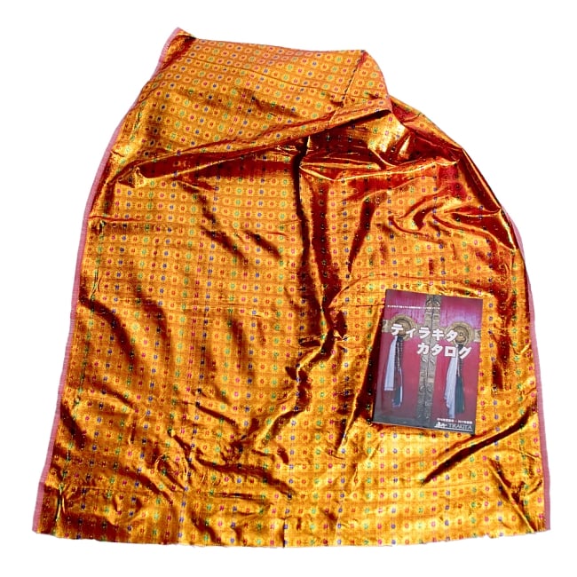 〔1m切り売り〕インドの金糸入り伝統模様布〔102cm〕 - オレンジ 6 - 布を広げてみたところです。横幅もしっかり大きなサイズ。布の上に置かれているのはサイズ比較用の当店A4サイズカタログです。
