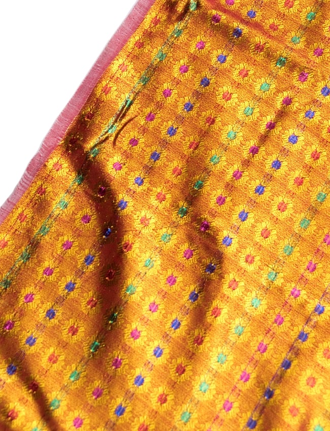 〔1m切り売り〕インドの金糸入り伝統模様布〔102cm〕 - オレンジの写真1枚目です。インドからやってきた切り売り布です。切り売り,計り売り布,布 生地,アジア布,手芸,生地,アジアン,ファブリック,テーブルクロス,ソファーカバー