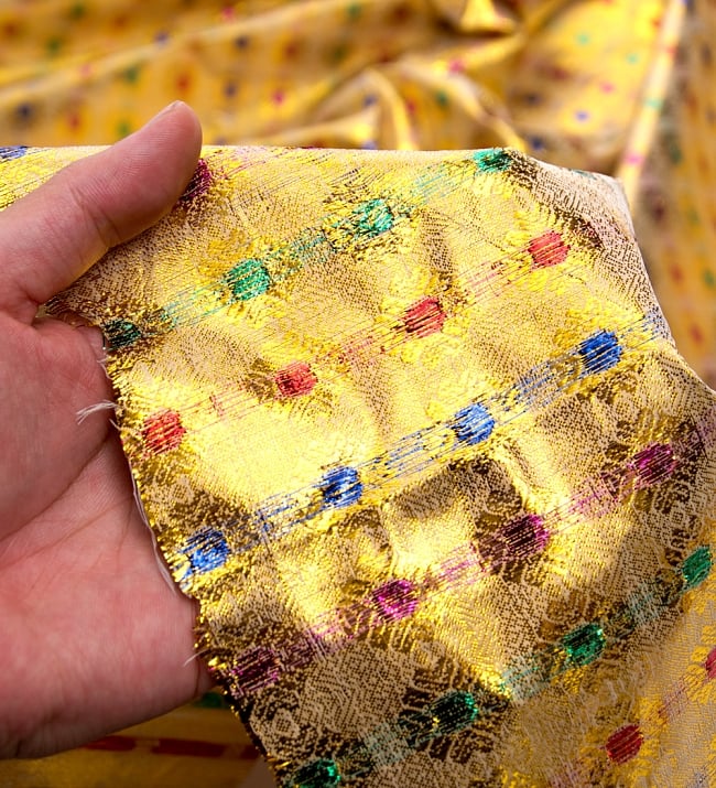 〔1m切り売り〕インドの金糸入り伝統模様布〔102cm〕 - イエロー 5 - このような感じの生地になります。手芸からデコレーション用の布などなど、色々な用途にご使用いただけます！