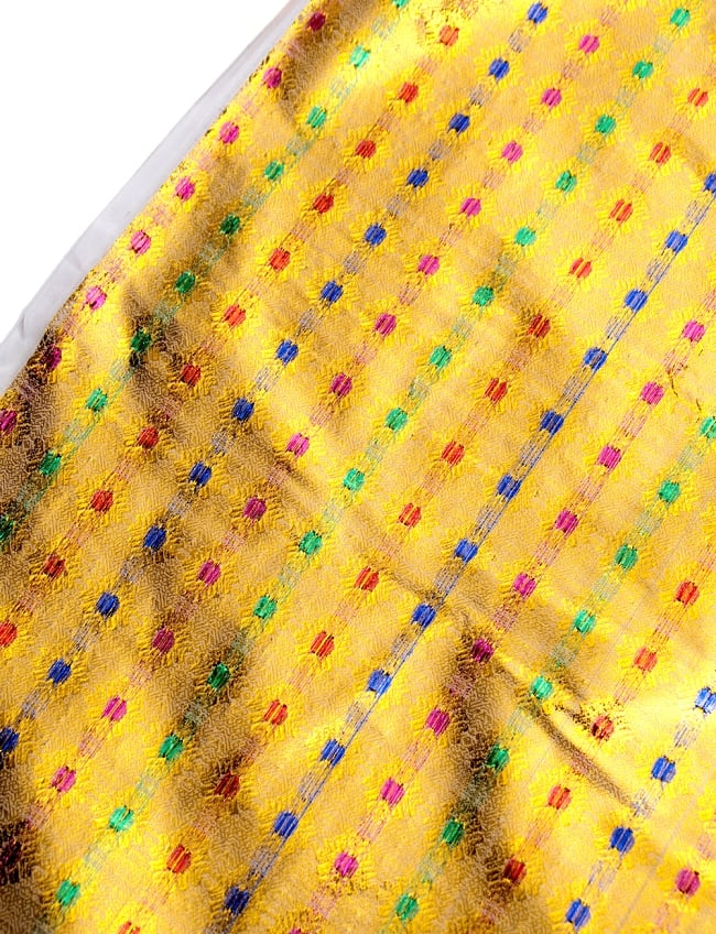 〔1m切り売り〕インドの金糸入り伝統模様布〔102cm〕 - イエローの写真1枚目です。インドからやってきた切り売り布です。切り売り,計り売り布,布 生地,アジア布,手芸,生地,アジアン,ファブリック,テーブルクロス,ソファーカバー