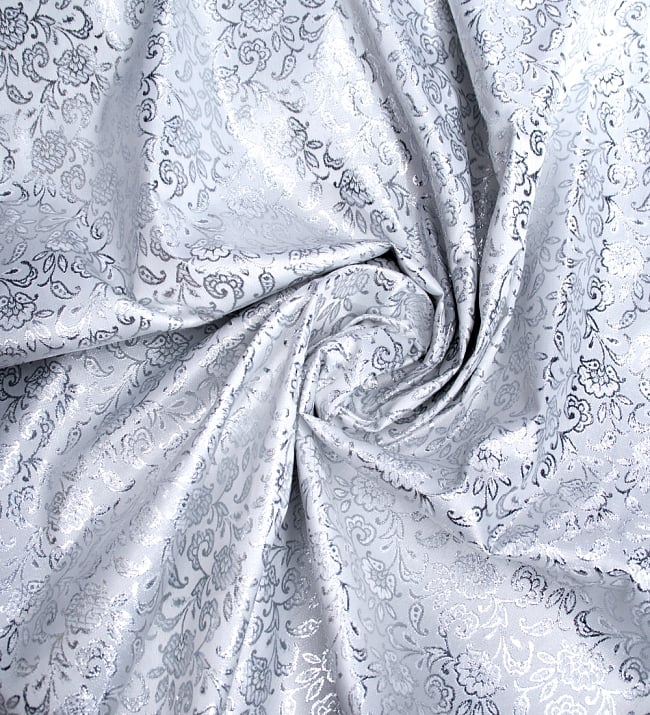 〔1m切り売り〕インドの銀糸入り伝統模様布〔109cm〕 - ホワイト 3 - 布をくるりと渦のようにしてみたところです。