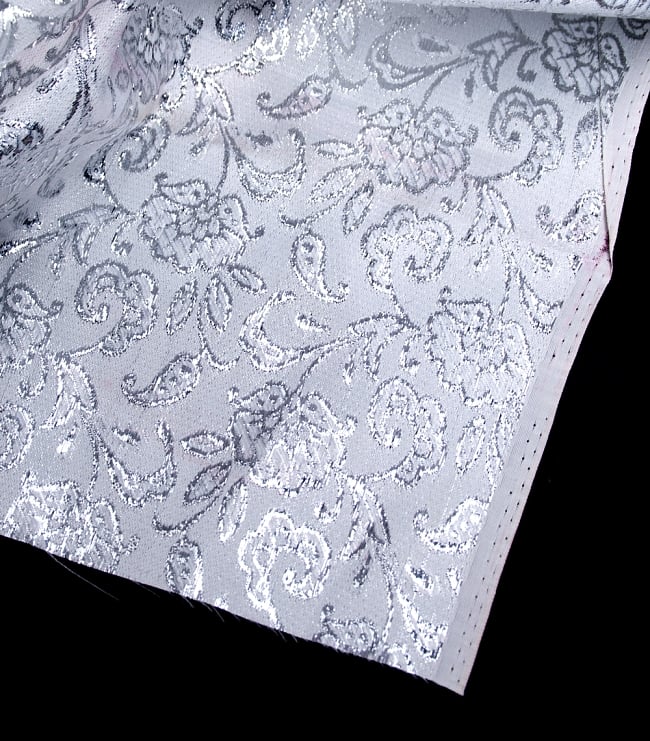 〔1m切り売り〕インドの銀糸入り伝統模様布〔109cm〕 - ホワイト 4 - フチの写真です