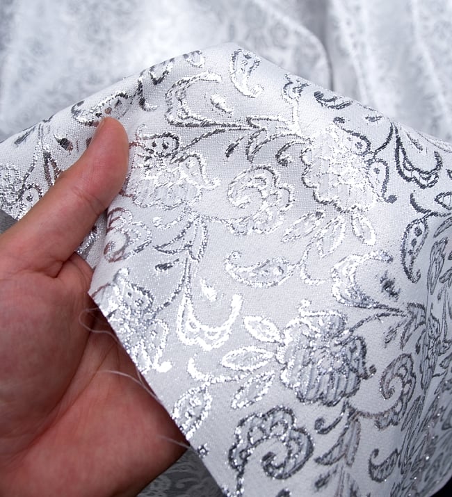 〔1m切り売り〕インドの銀糸入り伝統模様布〔109cm〕 - ホワイト 5 - このような感じの生地になります。手芸からデコレーション用の布などなど、色々な用途にご使用いただけます！