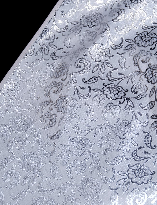 〔1m切り売り〕インドの銀糸入り伝統模様布〔109cm〕 - ホワイトの写真1枚目です。インドからやってきた切り売り布です。切り売り,計り売り布,布 生地,アジア布,手芸,生地,アジアン,ファブリック,テーブルクロス,ソファーカバー