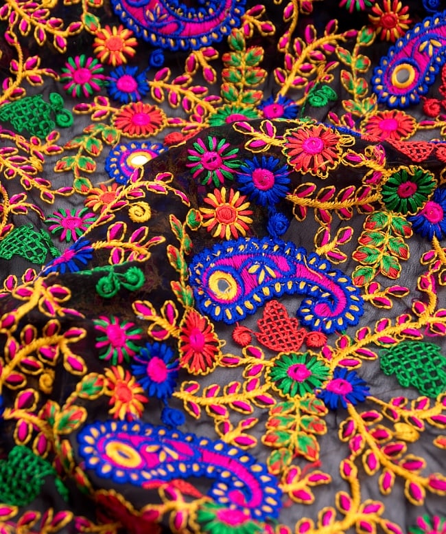〔50cm切り売り〕更紗とペイズリー刺繍のメッシュ生地布〔101cm〕 - カラフル 2 - 拡大写真です。独特な雰囲気があります。