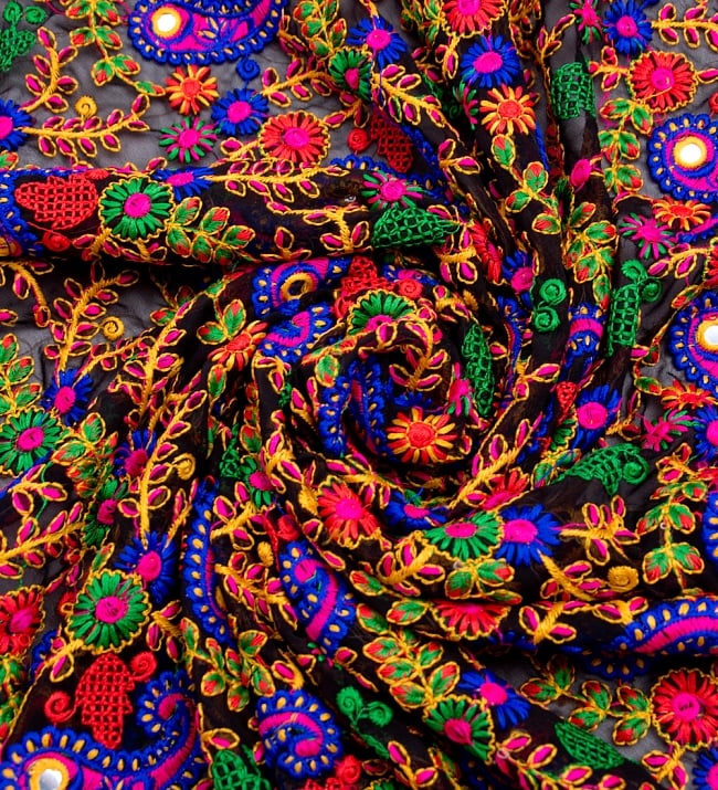 〔50cm切り売り〕更紗とペイズリー刺繍のメッシュ生地布〔101cm〕 - カラフル 3 - 布をくるりと渦のようにしてみたところです。