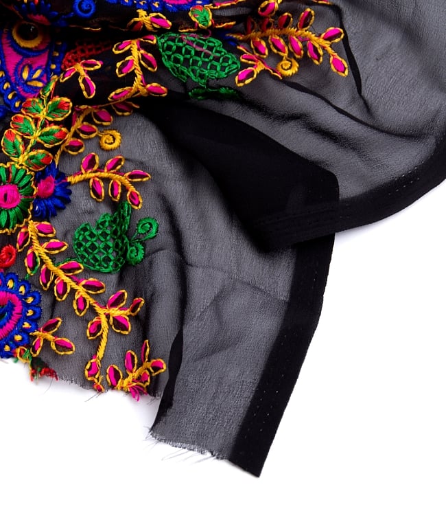 〔50cm切り売り〕更紗とペイズリー刺繍のメッシュ生地布〔101cm〕 - カラフル 4 - フチの写真です