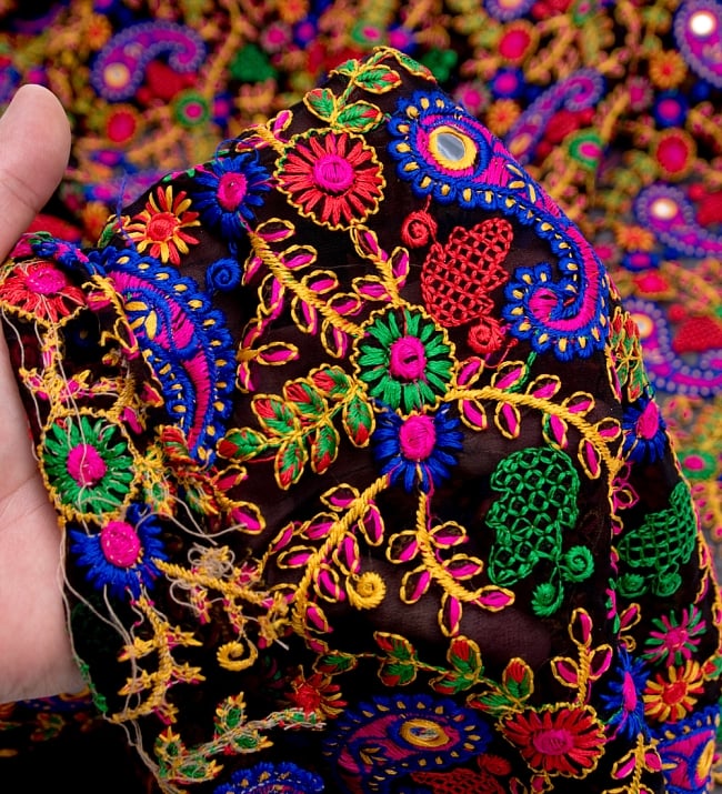 〔50cm切り売り〕更紗とペイズリー刺繍のメッシュ生地布〔101cm〕 - カラフル 5 - このような感じの生地になります。手芸からデコレーション用の布などなど、色々な用途にご使用いただけます！