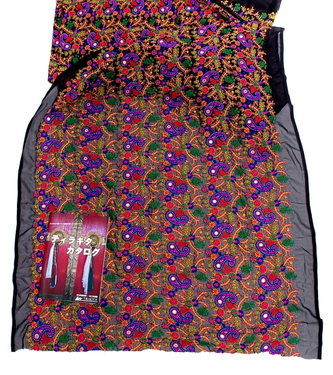 〔50cm切り売り〕更紗とペイズリー刺繍のメッシュ生地布〔101cm〕 - カラフル 6 - 布を広げてみたところです。横幅もしっかり大きなサイズ。布の上に置かれているのはサイズ比較用の当店A4サイズカタログです。