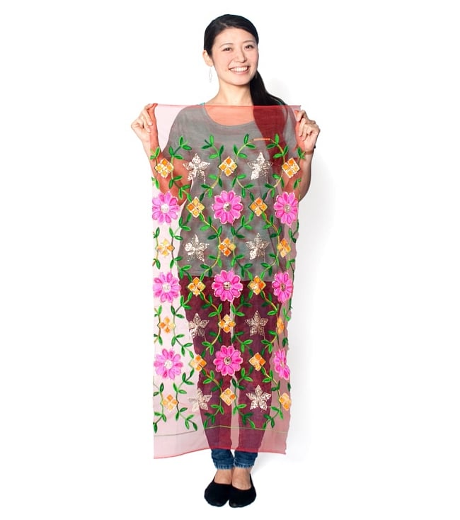 〔50cm切り売り〕更紗とペイズリー刺繍のメッシュ生地布〔101cm〕 - カラフル 7 - 類似品の『【MB-RSCLTH-305】〔50cm切り売り〕レース生地の刺繍とスパンコールクロス〔幅約110cm〕 - 赤』を、50cmカットして、モデルさんに持ってもらった写真です。横幅が大きい布なので、50cmの長さでもご覧の通り大きく色々な用途に使えそうです。ご注文個数に応じた長さにカットしてお送りいたします。